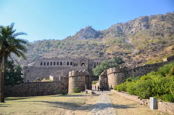 Alwar, Rajasthan, Hindistan 'daki 16. yüzyıl Bhangarh kalesinin kalıntıları.