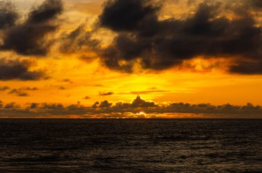 Tanneeru Bhavi, Mangalore, Hindistan sahillerinde bulutlu gün batımı