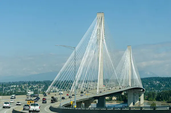 Fraser nehrinin üzerindeki Trans-Canada otoyolu üzerindeki Port Mann Köprüsü 'nde kablolu yayın. Bu köprü Vancouver ve Surrey arasında.