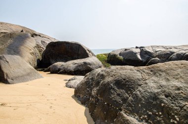 Hindistan, Mangalore 'daki Someshwar plajındaki kayaların arasındaki körfez.