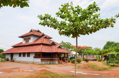 Kerala, Hindistan 'ın eşsiz geleneksel çatı evleri.