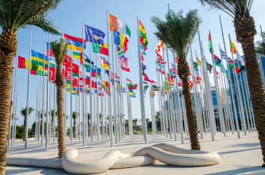 Ulusların bayraklarının renkli koleksiyonu