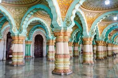 Mysore Sarayı 'nın muhteşem iç manzarası..