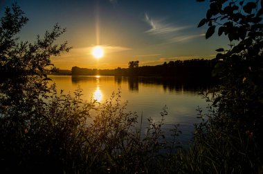 Fraser Nehri 'nde gün batımı, Misyon, British Columbia, Kanada
