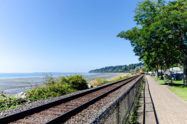 Surrey, British Columbia, Kanada 'daki White Rock Pier Rıhtımı boyunca demiryolu.