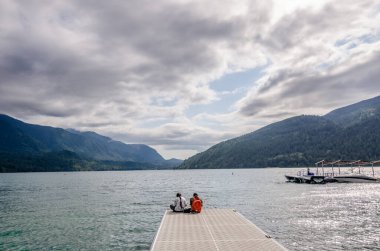 Chilliwack, Fraser Valley, British Columbia, Kanada 'daki Cultus Gölü' nün doğal güzelliği bulutlu bir günde