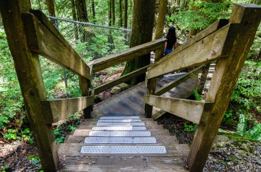 Cascade Falls 'a giden yokuş yukarı giden yol BC, Kanada' nın kuzeydoğusunda yer almaktadır.