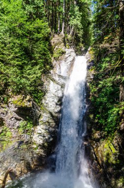 Cascade Falls, BC, Kanada 'nın kuzeydoğusunda yer almaktadır.