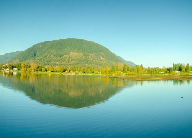 Neilson Bölgesel Parkı, Misyon, BC, Kanada 'dan Hatzic Gölü' ndeki Draper Creek ve Hatzic Adası manzarası