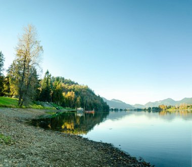 Neilson Bölgesel Parkı, Misyon, BC, Kanada 'dan Hatzic Gölü' ndeki Draper Creek ve Hatzic Adası manzarası