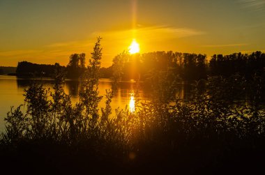 Fraser Nehri 'nde gün batımı, Misyon, British Columbia, Kanada