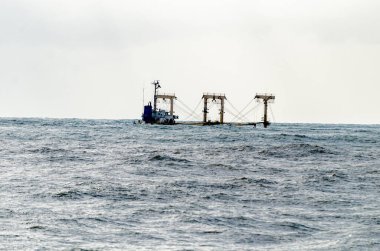 Karaya oturmuş bir geminin görünür bir kısmı.