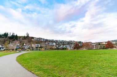 Kartal Dağı 'nın yamaçlarındaki evler, Abbotsford, BC, Kanada