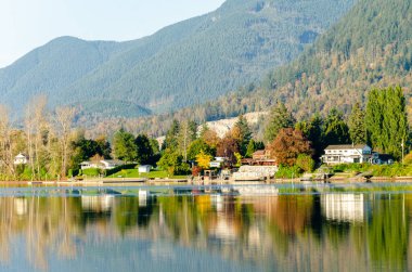 Neilson Bölgesel Parkı, Misyon, BC, Kanada 'dan Hatzic Gölü' ndeki Draper Creek ve Hatzic Adası manzarası