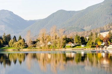 Neilson Bölgesel Parkı, Misyon, BC, Kanada 'dan Hatzic Gölü' ndeki Draper Creek ve Hatzic Adası manzarası