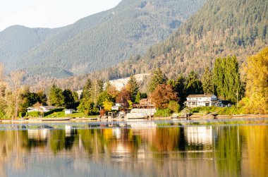 Neilson Bölgesel Parkı, Misyon, BC, Kanada 'dan Hatzic Gölü' ndeki Draper Creek ve Hatzic Adası manzarası