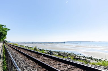 Surrey, British Columbia, Kanada 'daki White Rock Pier Rıhtımı boyunca demiryolu.