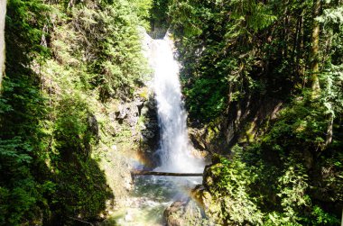 Cascade Falls, BC, Kanada 'nın kuzeydoğusunda yer almaktadır.