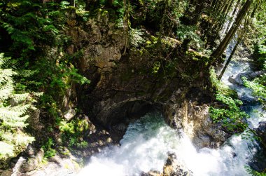 Cascade Şelalesi yakınlarındaki Kettle Nehri 'nden akan su, BC, Kanada' nın kuzeydoğusunda yer almaktadır.