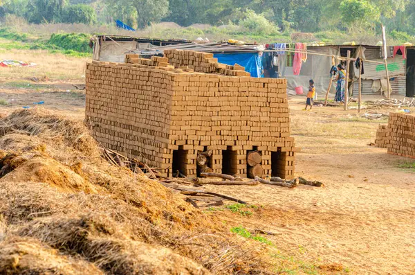 Geleneksel ahşap bir köyde kil tuğla ocağı yaktı.
