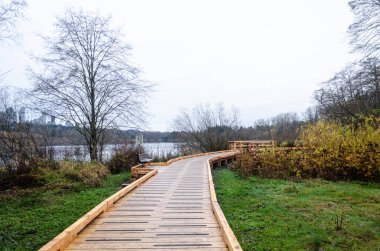 Burnaby, British Columbia, Kanada 'daki Geyik Gölü Parkı' nda tahta kaldırım