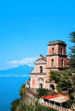 Santissima Annunziata Kilisesi, Vico Equense, Sorrento Yarımadası, Campania, İtalya, Avrupa. Arka planda Volcano Vezüv, İtalya.