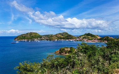 Les Saintes Körfezi, Terre-de-Haut, Iles des Saintes, Les Saintes, Guadeloupe, Lesser Antilles, Caribbean. Les Saintes Körfezi dünyanın en güzel üçüncü körfezidir. Napolyon Kalesi solda.. 