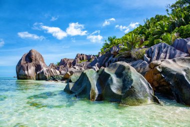 Kaynak d 'Argent Sahili' ndeki granit kayaları, La Digue Adası, Hint Okyanusu, Seyşeller Cumhuriyeti.