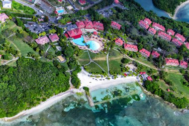 Sainte-Anne ile Saint-Francois, Grande-Terre, Guadeloupe, Küçük Antiller, Karayipler arasındaki güney kıyısının havadan görüntüsü..