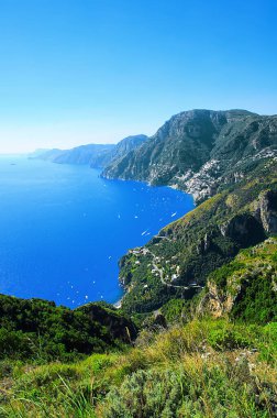 Amalfi Sahili, Positano, Sorrento Yarımadası, Campania, İtalya. Tanrıların Yolu 'ndan görüntü, Sentiero degli Dei. Positano kasabası sağda. Arka planda ada Capri.  