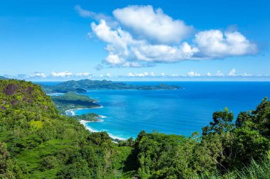 Mahe Adası 'nın batı kıyısı, Seyşeller Cumhuriyeti, Afrika. Bay Grand Anse ön planda, Bay Anse Boileau ve Bay Anse a la Mouche arka planda.