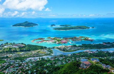 Sainte Anne Marine Milli Parkı, Seyşeller Cumhuriyeti, Afrika Mahe Adası. Praslin Adası ve La Digue Adası arka planda Seyşeller..