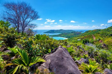Ön planda Anse Lazio, arka planda Curieuse Adası. 