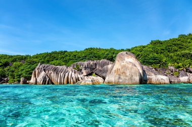 La Digue Adası 'nın batı kıyısı, Seyşeller Cumhuriyeti, Afrika. La Digue Adası' ndaki Granit kayalar oluşumları, Seyşeller..