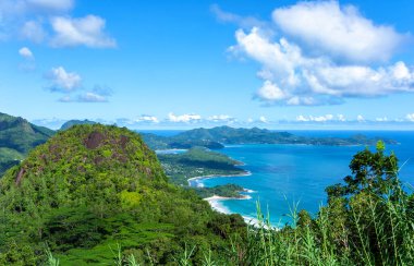 Mahe Adası 'nın batı kıyısı, Seyşeller Cumhuriyeti, Afrika. Bay Grand Anse ön planda, Bay Anse Boileau ve Bay Anse a la Mouche arka planda.