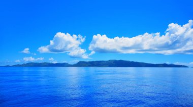 Praslin Adası bir feribottan görüldü, Hint Okyanusu, Seyşeller Cumhuriyeti, Afrika. 