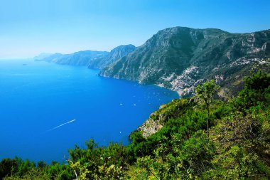Amalfi Sahili, Positano, Sorrento Yarımadası, Campania, İtalya. Tanrıların Yolu 'ndan görüntü, Sentiero degli Dei. Positano kasabası sağda. Arka planda ada Capri.  