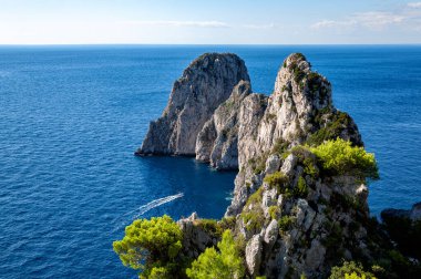 Kaya oluşumları Faraglioni, Ada Capri, Napoli Körfezi, İtalya, Avrupa