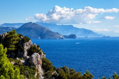 Ada Capri 'de kaya oluşumları, Napoli Körfezi, İtalya, Avrupa.