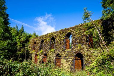 Aquaduct 'Muro das Nove Janelas, Sao Miguel' in batı kıyısında Caldeira das Sete Cidades yakınlarında 760 metre yükseklikte yer almaktadır. Bu Muro, başkent Ponta Delgada 'ya su taşıyan antik bir su kanalı. Su kanalı 100 'ün üzerinde.