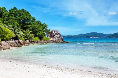 Kaynak d 'Argent Sahili, Ada La Digue, Seyşeller Cumhuriyeti, Afrika. Kaynak d' Argent Sahili 'ndeki Granit kayaları, Ada La Digue. Arkaplanda Praslin Adası.