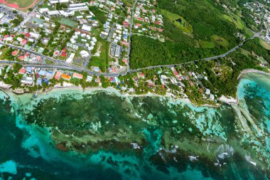 Sainte-Anne, Grande-Terre, Guadeloupe, Küçük Antiller, Karayipler yakınlarındaki güney kıyısının havadan görüntüsü..