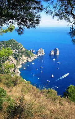 Kayalık oluşumları Faraglioni, Ada Capri, Napoli Körfezi, İtalya, Avrupa.  