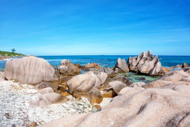 La Digue Adası 'ndaki granit kayaları oluşumları.