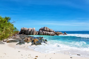 La Digue Adası 'nın batı kıyısı, Seyşeller Cumhuriyeti, Afrika. La Digue Adası' ndaki Granit kayalar oluşumları, Seyşeller..