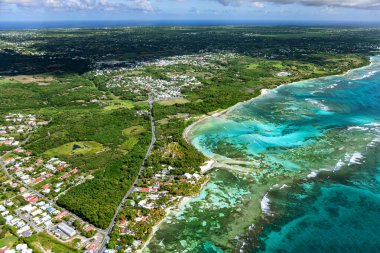Sainte-Anne, Grande-Terre, Guadeloupe, Küçük Antiller, Karayipler yakınlarındaki güney kıyısının havadan görüntüsü..