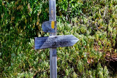 Signpost, Morne Morel yürüyüş yolu, Terre-de-Haut, Iles des Saintes, Les Saintes, Guadeloupe, Lesser Antilles, Karayipler.