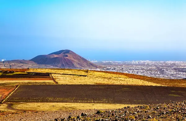 Küçük kasaba ve volkan, Lanzarote Adası, Kanarya Adaları, İspanya, Avrupa