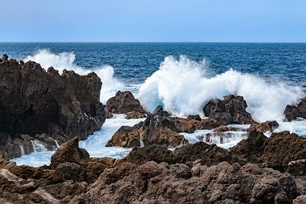 Volkanik kayalıklara vuran dalgalar, Lanzarote Adası, Kanarya Adaları, İspanya, Avrupa