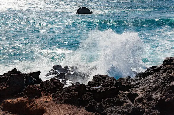 Volkanik kayalıklara vuran dalgalar, Lanzarote Adası, Kanarya Adaları, İspanya, Avrupa